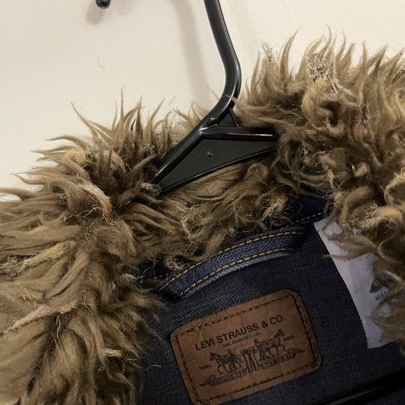 Levi's Denim Ex Boyfriend Trucker Jacket with Faux Fur Collar Casual Fall Chic - Picture 2 of 8